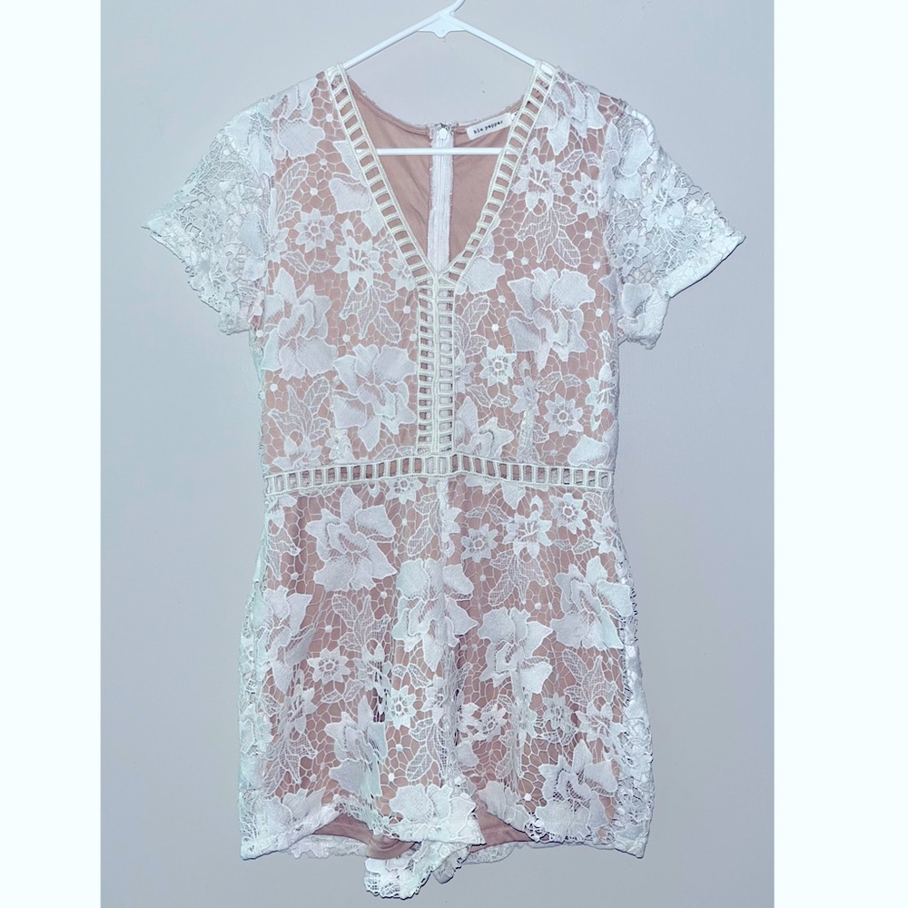 Blu Pepper, white floral crochet overlay romper w/ nude liner, shorts, Size M